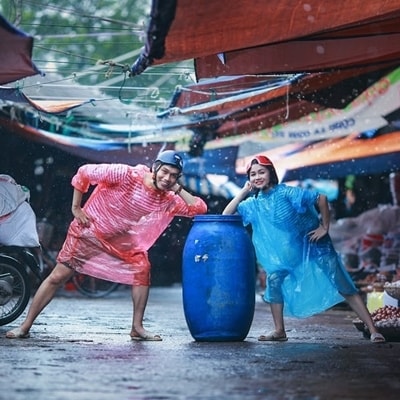 Dù trời mưa nhưng dưới ống kính, Linh và Giang vẫn cười rạng rỡ.