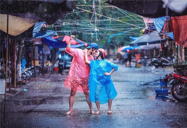 Những vật dụng tạo nên bộ ảnh gồm áo mưa và dép tổ ong.