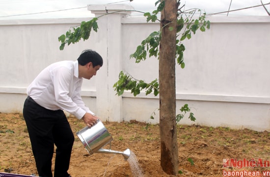 Bí thư Tỉnh ủy Nguyễn Đắc Vinh trồng cây lưu niệm nhân ngày khánh thành nhà máy may Vinatex Hoàng Mai.