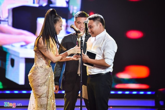 Hình ảnh thời sự ấn tượng được BTV  Quang Minh và ca sĩ Thu Minh trao cho 
