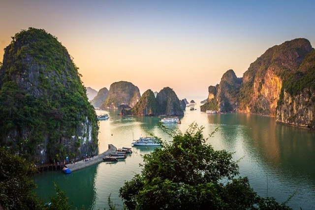Vịnh Hạ Long (Việt Nam), một trong 7 kỳ quan mới của thế giới chiều lòng người với vùng biển xanh ngát, núi đá vôi nhiều hình dáng, hang động tuyệt đẹp, hải sản tươi ngon.