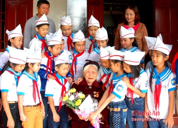Học sinh Tiểu học Diễn Thịnh (Diễn Châu) tặng quà Bà mẹ VNAH Trần Thị Triện. Ảnh: Trần Cảnh Yên