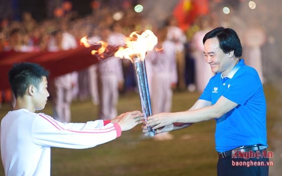 Bộ trưởng Bộ Giáo dục và Đào tạo Phùng Xuân Nhạ tiếp nhận ngọn lửa truyền thống Hội khỏe Phù Đổng để thắp lên đài lửa.