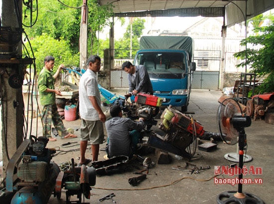 Cơ sở sửa chữa máy nông nghiệp của anh Nguyễn Diễn ở xã Diễn Thái, Diễn Châu khá nhộn nhịp