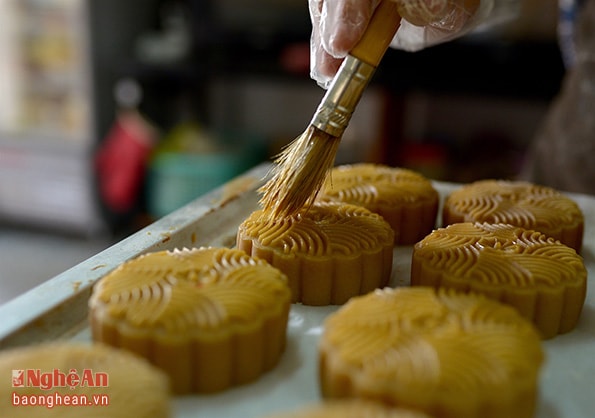 Quét bánh nhanh và đều tay, đừng quét quá dày nếu không bánh sẽ ngả màu nâu cháy. 