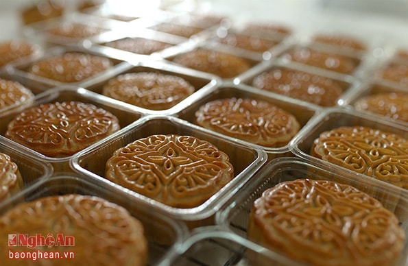 Bánh mới ra lò có màu vàng bóng, nhưng qua ngày hôm sau sẽ có màu nâu sậm rất đẹp. 
