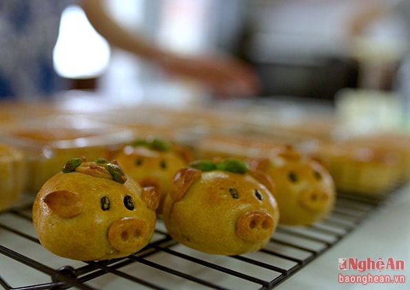Bánh trung thu hình chú lợn ngộ nghĩnh này sẽ khiến các em nhỏ thích mê. 