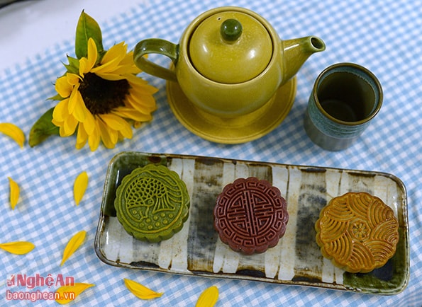 Thưởng thức món bánh trung thu với tách trà nóng - thú ăn, thú vui nền nã, ấm cúng cho ngày Tết trung thu.