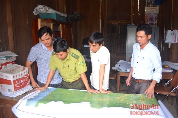 Cán bộ xã Đôn Phục và Kiểm lâmhuyện Con Cuông trình bày những bất cập trong việc giao đất rừng cho doanh nghiệp.