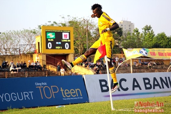V.League 2016 là mùa giải duy nhất SLNA có được sự phục vụ của tuyển QG Nigeria – Odah Marshal.