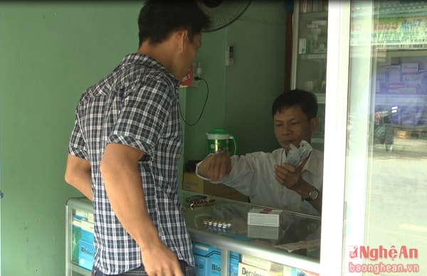 chủ các nhà thuốc này hầu như chưa được trang bị kiến thức về dược học, giao dịch với khách hàng họ chỉ việc kê đơn bằng mồm cho bách bệnh.