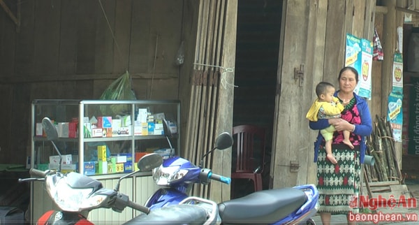 các cơ sở kinh doanh mặt hàng thuốc tân dược mọc tràn lan tại các xã vùng sâu, vùng xa của huyện, hầu hết các sơ sở này không có giấy phép kinh doanh, hay bất cứ giấy tờ liên quan đến mặt hàng. (Ảnh chụp một cơ sở kinh doanh trái phép tại xã Huồi Tụ)