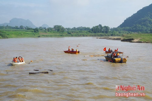 Các lực lượng thực hành cứu hộ cứu nạn trên sông Con.