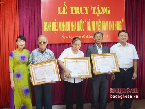 Trao danh hiệu Bà mẹ Việt Nam anh hùng cho thân nhân
