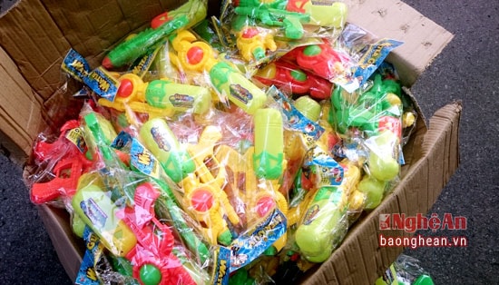 Số súng nhựa bị thu giữ