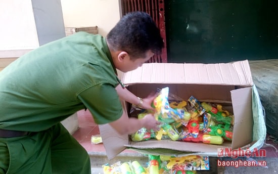Lực lượng chức năng kiểm tra lô hàng