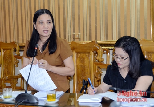 Đồng chí Cao Thị Hiền đề nghị Sở Y tế Nghệ An tăng cường công tác chỉ đạo thanh kiểm tra cũng như hậu kiểm tra vì sức khỏe người dân.