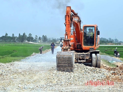Thi công đường Nguyễn Văn Trỗi đoạn qua xã Hưng Tây ( Hưng Nguyên)