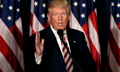 putin-hinh-mau-tong-thong-cung-ran-trump-theo-duoi