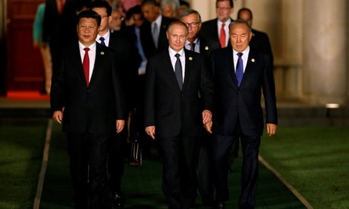putin-hinh-mau-tong-thong-cung-ran-trump-theo-duoi-1