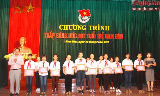 Tại buổi lễ đã có 53 suất học bổng, mỗi suất trị giá 1 triệu đồng, được trao cho các em học sinh nghèo vượt khó học giỏi và các em đạt thành tích cao trong Hội thi “Chỉ huy đội giỏi và Phụ trách sao tài năng” 