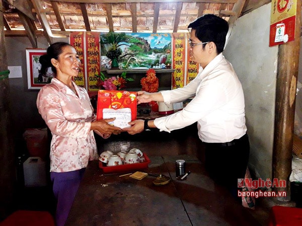 Lãnh đạo huyện Thanh Chương trao quà cho gia đình.