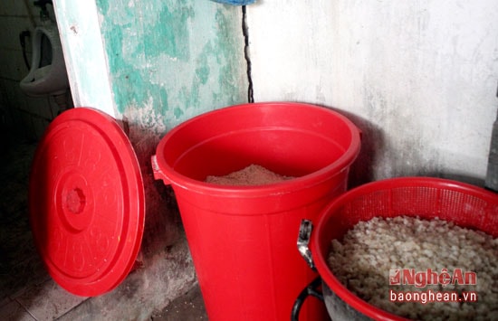 Các nguyên liệu để sản xuất bánh được để gần nhà vệ sinh