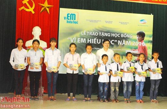 Thượng tá Hoàng Văn Luân- Giám đốc Chi nhánh Viettel Nghệ An trao quỹ học bổng vì em hiếu học năm 2016 cho Hội khuyến học tỉnh.