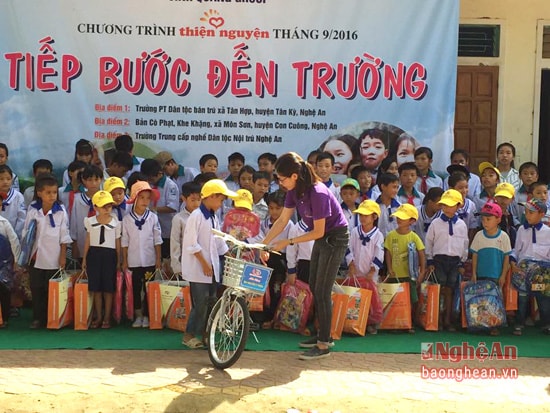 Tổng giám đốc tập đoàn, bà Nguyễn Khánh Hoa trao quà cho cá em