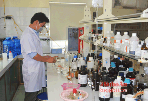 Mẫu mước biển lấy trong ngày 16/5/2016 được chuyển về phòng thí nghiệm, chuyển sang các ống nghiệm để đưa vào hệ thống máy chuyên dụng hiện đại phân tích.