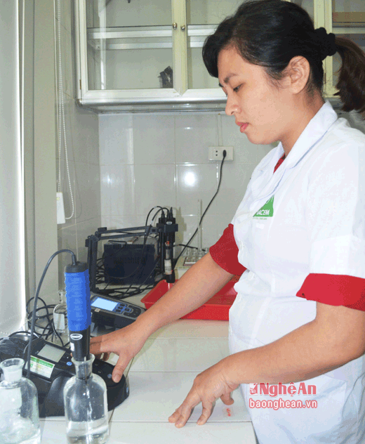 Cán bộ quan trắc môi trường  đang thực hiện việc kiểm tra hàm lượng ô xy trong mẫu nước biển 