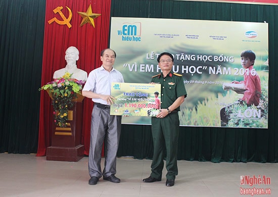 Lãnh đạo Chi nhánh Viettel Nghệ An trao tặng biểu trưng 1 tỷ 190 triệu đồng - học bổng 