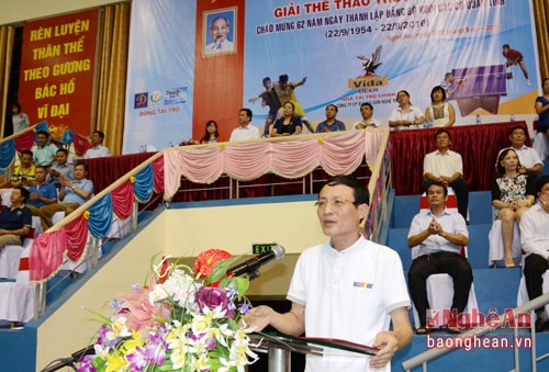 Đồng chí Hoàng Văn Nhiên, Phó Bí thư Đảng ủy khối các cơ quan tỉnh, Trưởng Ban tổ chức giải khai mạc giải thể thao truyền thống.