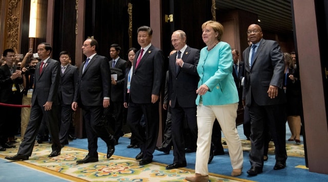 Tổng thống Vladimir Putin tươi cười tiến vào Hội nghị G20 bên cạnh Chủ tịch nước chủ nhà Tập Cận Bình. Ảnh: RT.