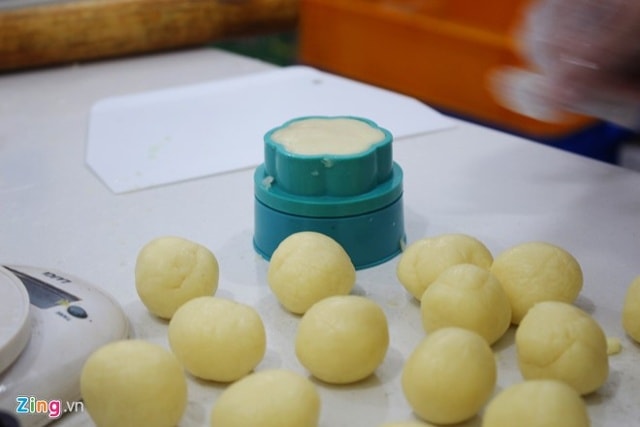 Bạn nên ép mạnh tay để bánh in hình mặt khuôn