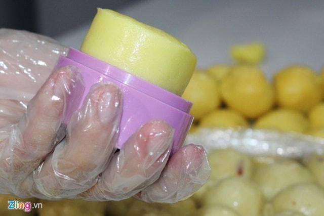 Thoa một ít dầu ăn vào khuôn để lấy bánh ra dễ dàng hơn