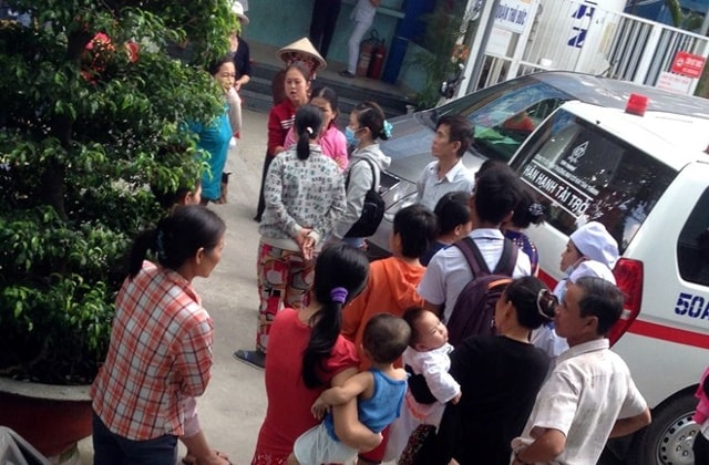 Nhiều người tập trung động viên bố mẹ cháu bé ở bệnh viện. Ảnh: Thái Linh