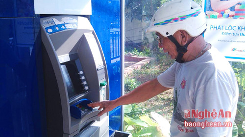 Ông Nguyễn Văn Mạnh đi 12 km lên ATM để rút tiền nhưng đành phải quay về vì lỗi hệ thống.