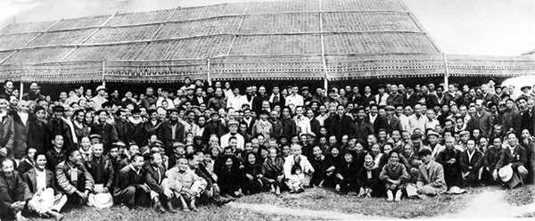 Ngày 9-12-1961, về thăm quê nhà lần thứ hai, Bác Hồ chụp ảnh với chiến sĩ phong trào.jpg