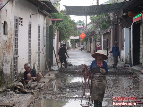 Người dân ngõ 111, khối 1, phường Đội Cung (TP. Vinh) nâng cấp đường giao thông.