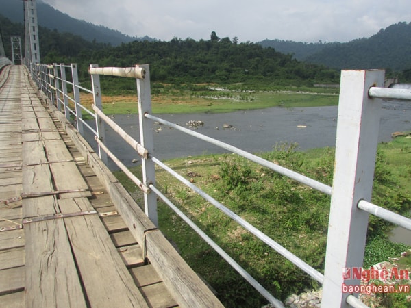 Cầu treo Phà Lài Môn Sơn mặc dù chưa được bàn giao đưa vào sử dụng, nhưng thanh sắt 2 bên thành cầu đã bị mất hết như thế này.