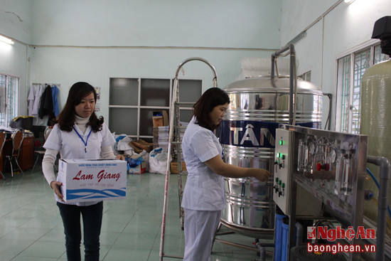 Sản xuất nước khoáng ở Công ty TNHH MTV cấp nước Nghệ An. Ảnh: Châu Lan