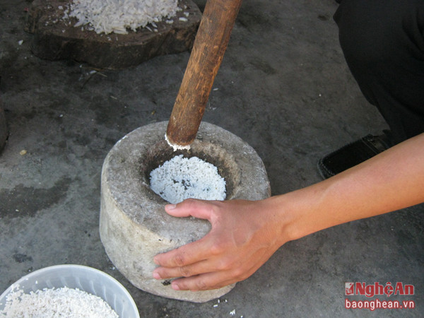 Gạo dùng để trộn với mọc phải là gạo nếp ngon, ngâm cho thật mềm, được giã cho thật mịn.