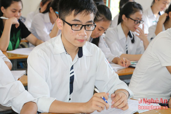 Giờ học của học sinh lớp 12 A1, Trường THPT Huỳnh Thúc Kháng