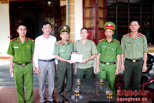 Phòng Xây dựng phong trào toàn dân bảo vệ ANTQ và Công an huyện Nghi Lộc trao số tiền 2 triệu đồng cho đồng chí Nguyễn Mạnh Dũng