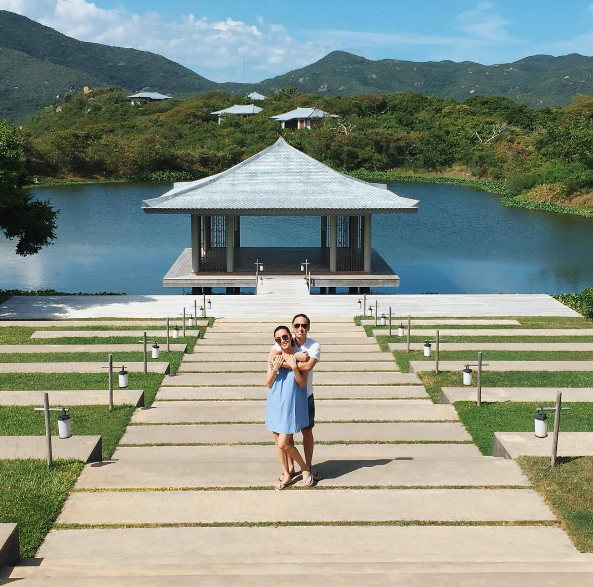 Louis Nguyễn, ông xã của Tăng Thanh Hà vừa đăng trên tài khoản Instagram những hình ảnh ngọt ngào của 2 vợ chồng trong chuyến du lịch ở Ninh Thuận. Cả 2 ôm nhau tình tứ trước khung cảnh nên thơ của khu resort sang trọng.