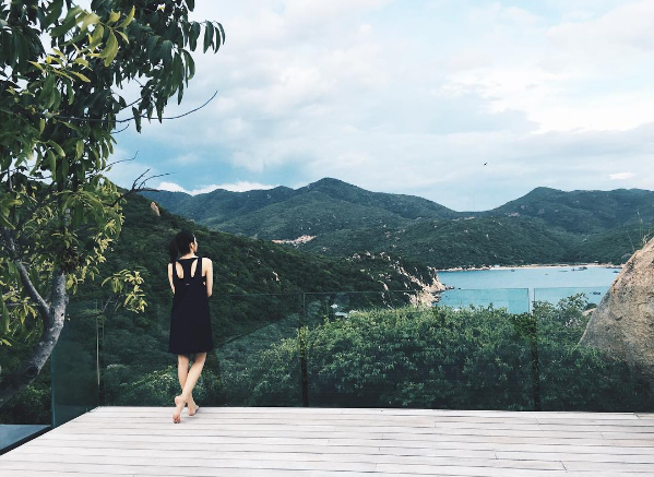 Cô Trúc của Bỗng dưng muốn khóc tận hưởng không khí trong lành mà thiên nhiên nơi đây mang lại. Hình ảnh đăng tải trên Instagram của Hà Tăng nhận được hàng nghìn lượt yêu thích.