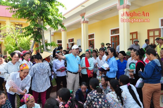 Cán bộ của Công ty Ocaentour tham gia hướng dẫn quy trình khám, chữa bệnh và cấp thuốc cho các hộ dân