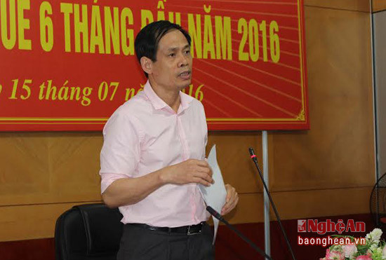 Đồng chí Nguyễn Đình Hòa, Cục trưởng Cục Thuế chỉ đạo họp trực tuyến với các Chi cục 