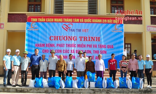 Đại diện UBND huyện, các đơn vị đồng hành tặng quà cho 10 hộ nghèo đại diện 2 xã Bình Sơn và Thọ Sơn